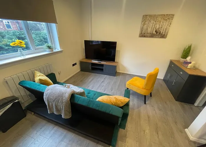 Modern Cosy 1 Bed Apartment Near City Centre~Double Bed~Parking