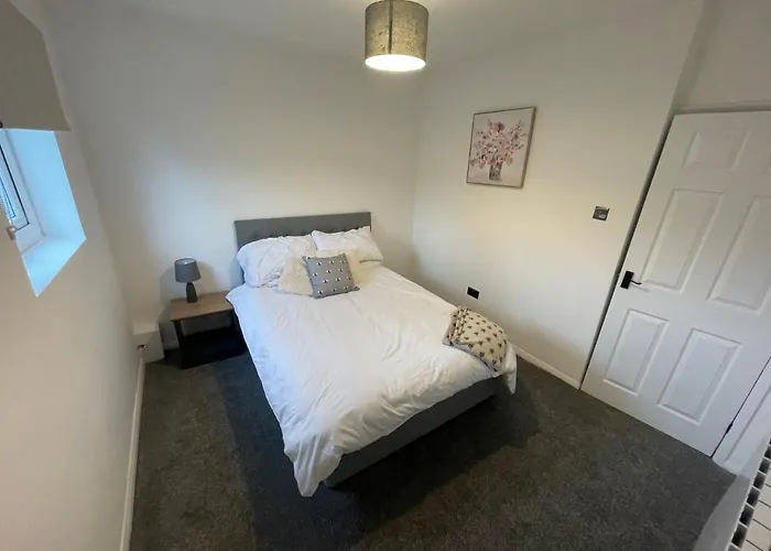 Modern Cosy 1 Bed Apartment Near City Centre~Double Bed~Parking