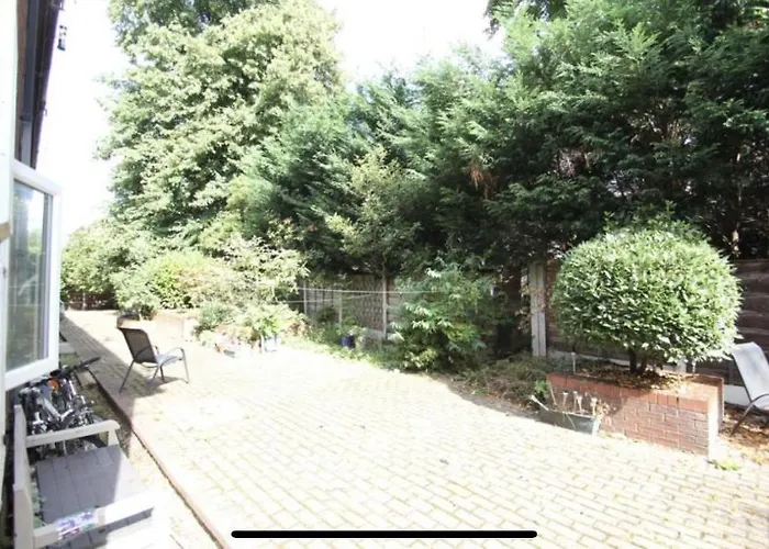 Modern Cosy 1 Bed Apartment Near City Centre~Double Bed~Parking